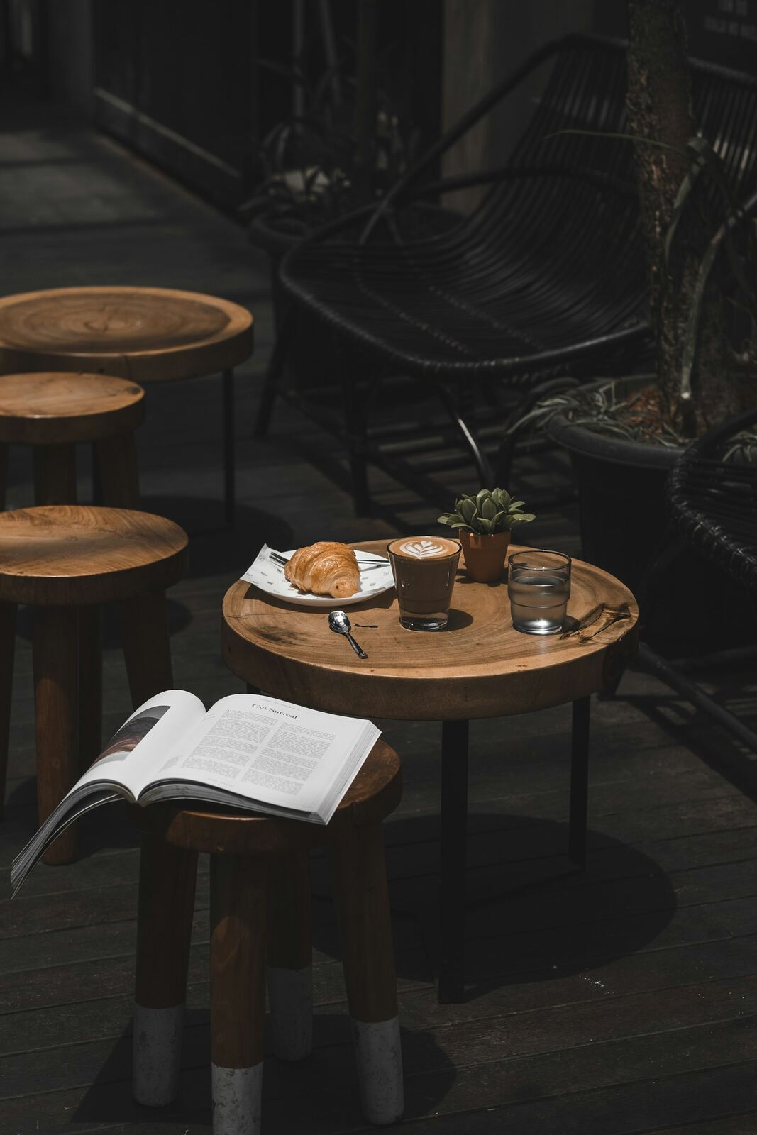 Café y un libro sobre una mesa