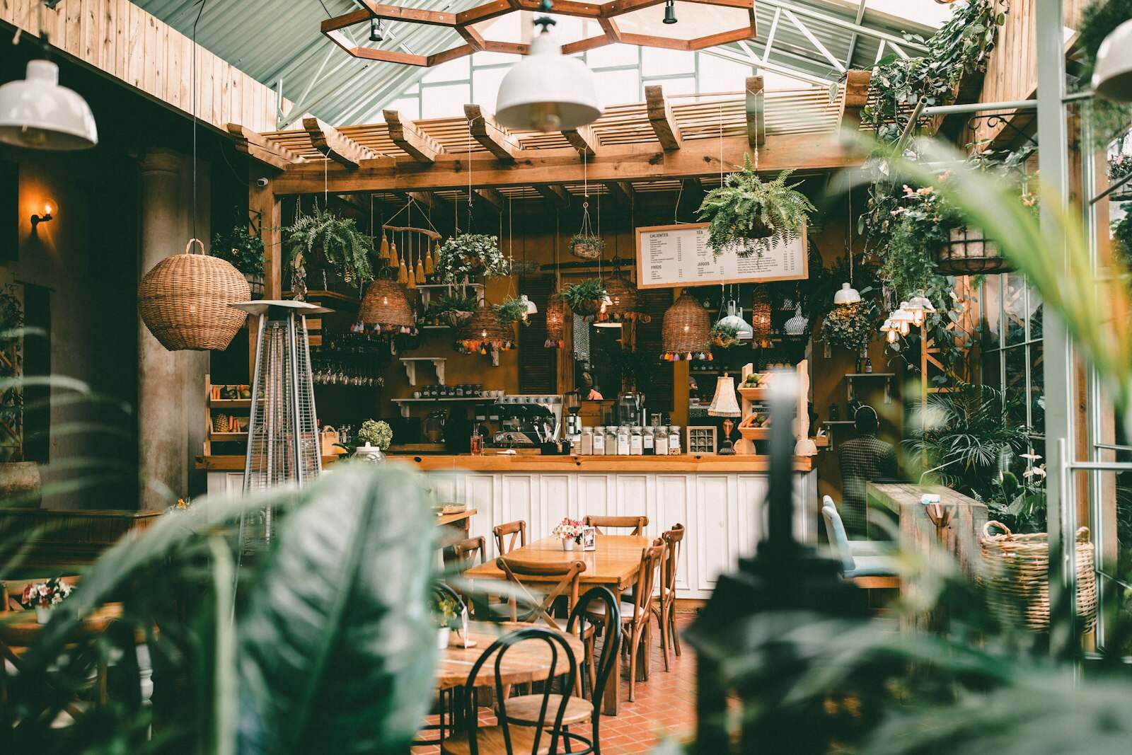 Patio con plantas y mesas de madera