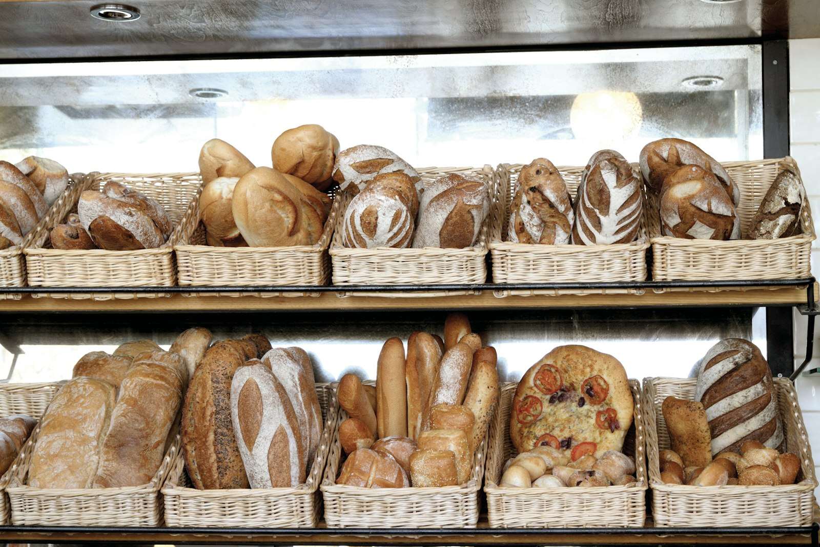Canastos con panes recién horneados